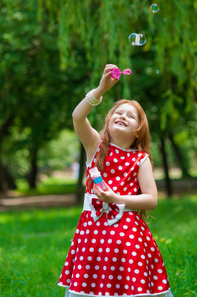 漂亮的穿着肥皂泡的女孩图片下载