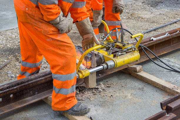 焊接切割机用于从钢轨头部移除额外的金属图片下载