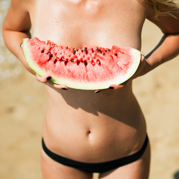 女人把西瓜图片下载