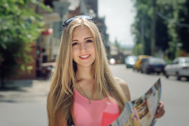 女孩看了看旅游地图，笑了图片下载