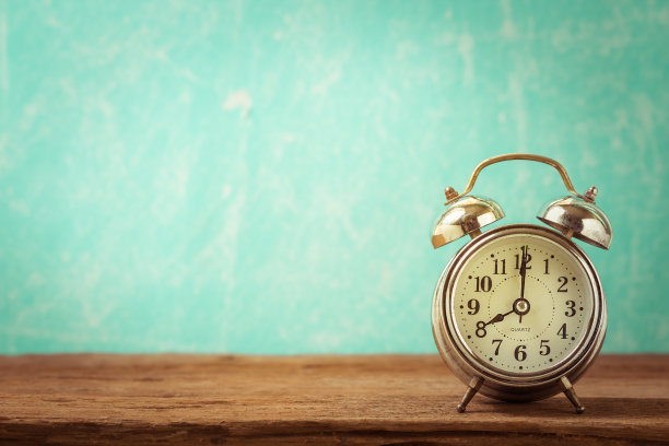 有闹钟的静物生活图片下载