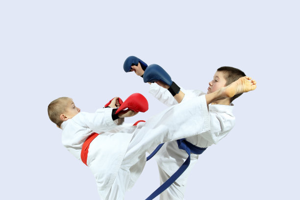 男孩子们用红色和蓝色的衣服打脚图片下载