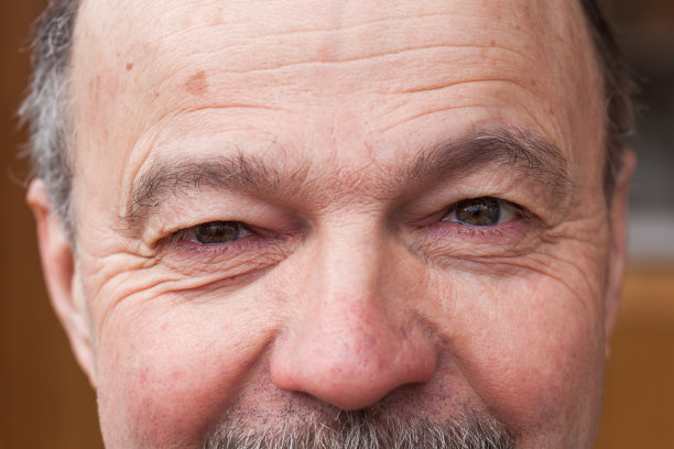 来自生活的疲惫的眼睛图片下载