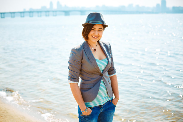 海滩上的女孩图片下载