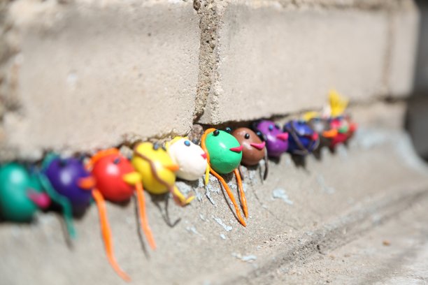 许多彩色的面孔象征着国家的不同图片下载