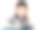 亚洲男孩戴着耳机玩手机图片下载