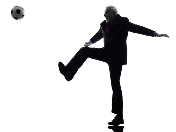 高级商人踢足球剪影图片下载