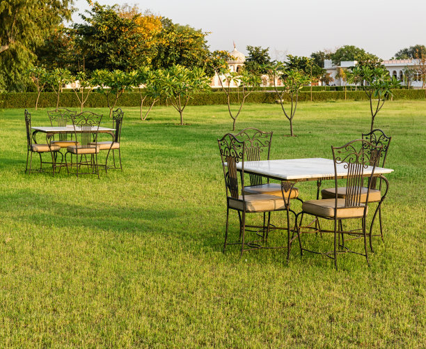 早上有两张带椅子的桌子在户外图片下载