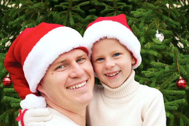 幸福家庭装饰圣诞树图片下载