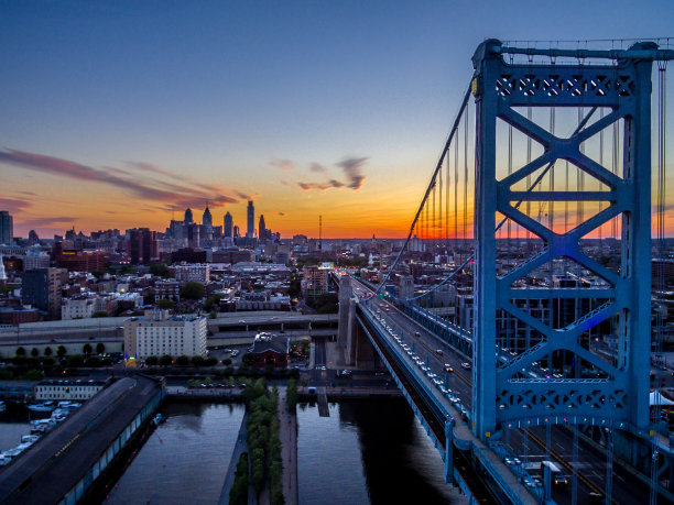 费城的地平线和富兰克林大桥日落鸟瞰图图片下载