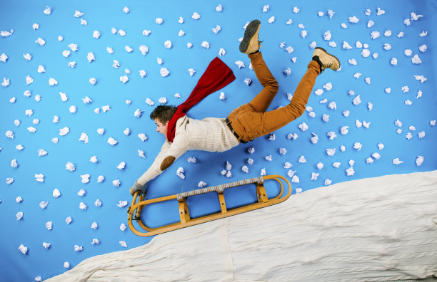 年轻人在雪橇上玩得很开心图片下载