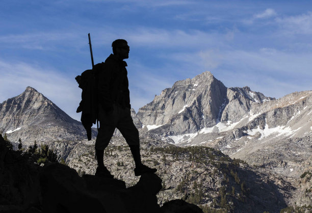 徒步进入山区的人图片下载