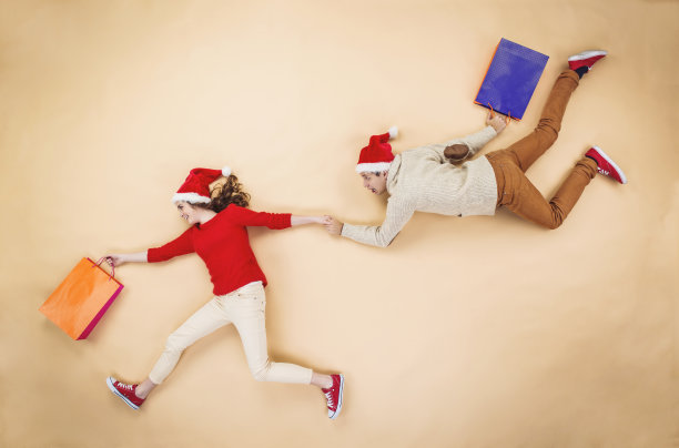 带购物袋的圣诞夫妇图片下载