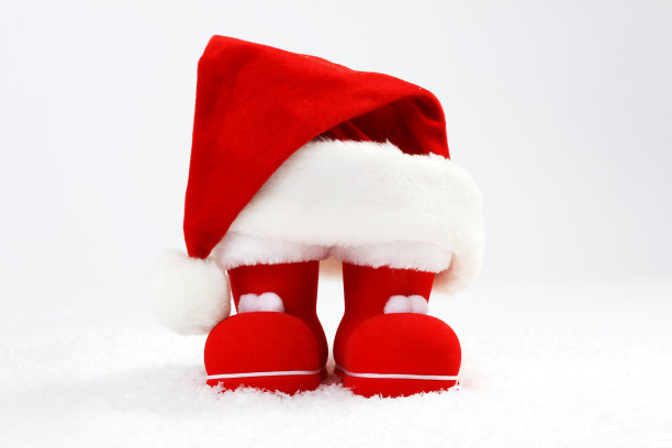 圣诞老人的帽子和靴子在雪地上图片下载