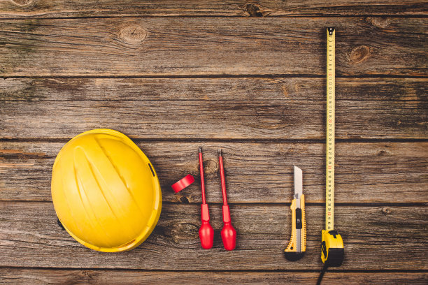 木桌上放置施工设备和工具。图片下载