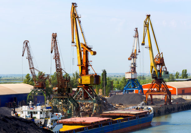 港口吊货起重机图片下载