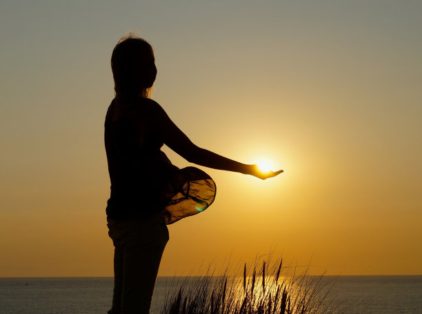 夕阳下女人的剪影图片下载