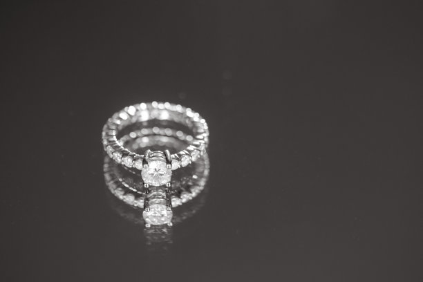 镜子上的订婚戒指图片下载