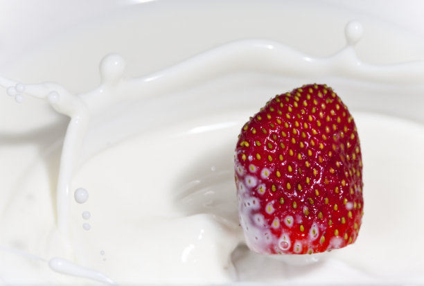 草莓掉在牛奶里图片下载