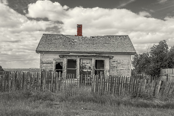 有木栅栏的废弃的小房子图片下载