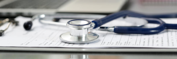 听诊器头放在医疗表格上，放在写字板上素材图片