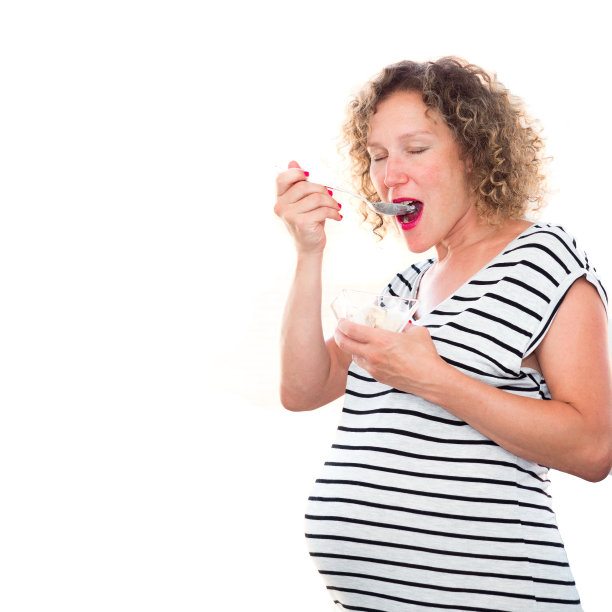 快乐的孕妇吃和享受冰淇淋图片下载