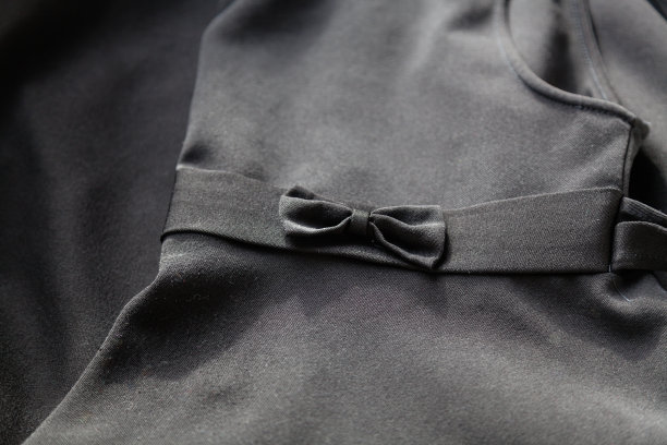 黑色的衣服上装饰着一个蝴蝶结图片下载