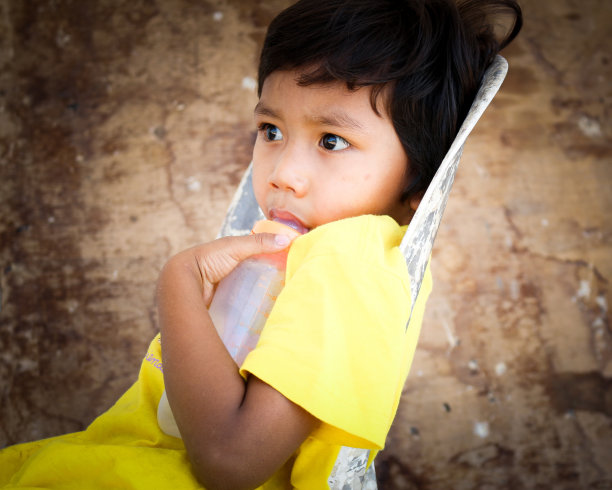 可怜的小男孩。图片下载