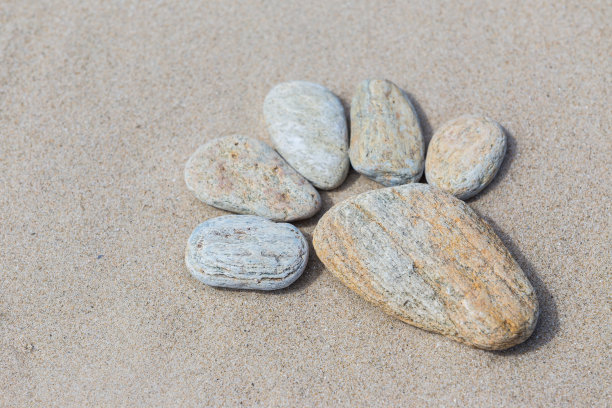 海滩上的石头图片下载