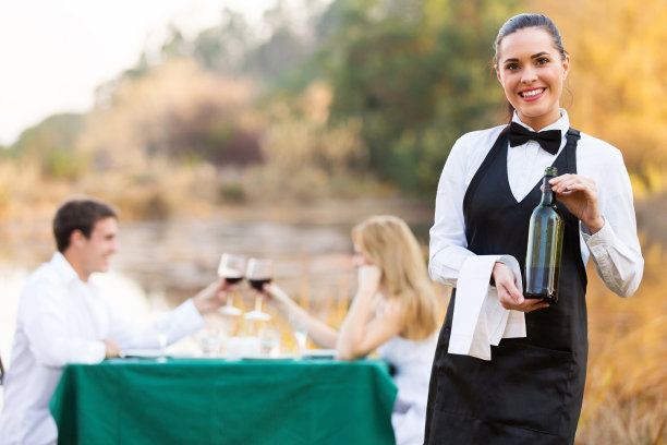 服务员在顾客面前拿着一瓶酒图片下载