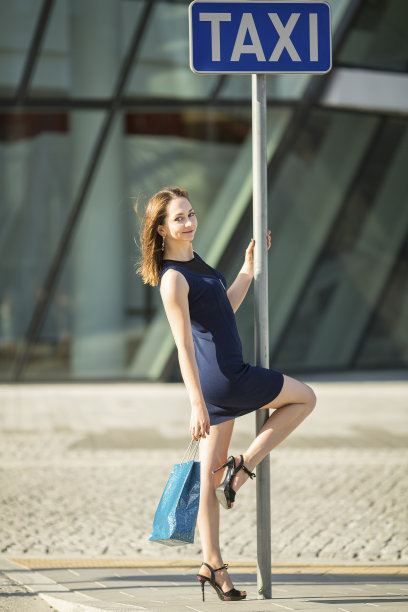 快乐的购物女孩在出租车车站。图片下载