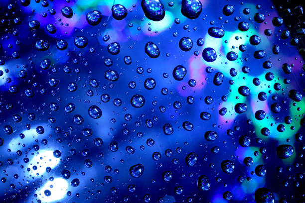 水滴在塑料表面图片下载