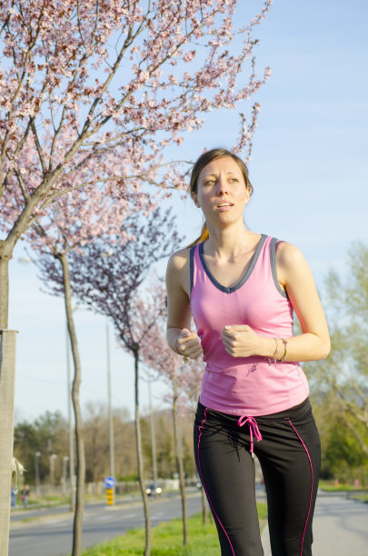 小女孩在户外慢跑图片下载
