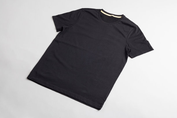 黑色t恤模板准备为您的图形设计。图片下载