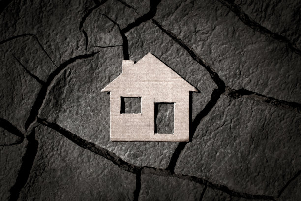 纸房子在龟裂的土地上图片下载