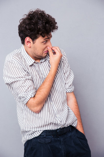 男人捂住鼻子图片下载