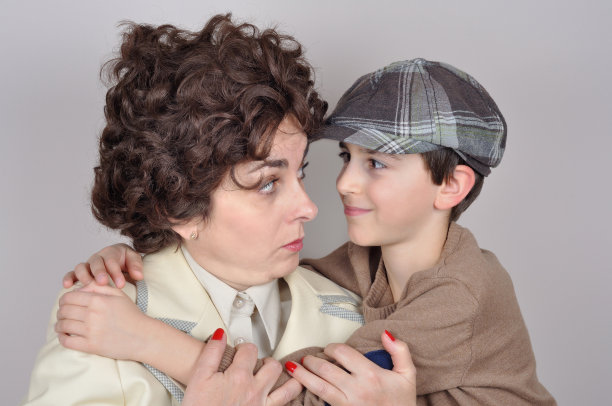 儿子拥抱着愤怒的母亲图片下载