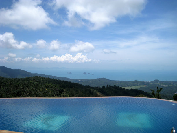 海滩边游泳池在泰国度假胜地图片下载