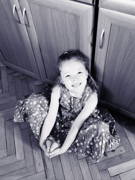 小女孩坐在地板上图片下载