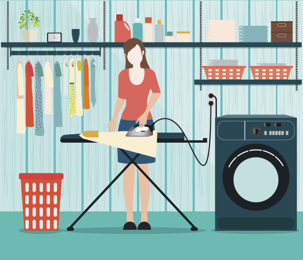 在熨衣板上熨衣服的女人。图片下载