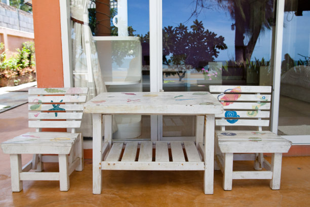 白色的桌椅图片下载