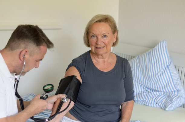 医生给一位老太太量血压图片下载