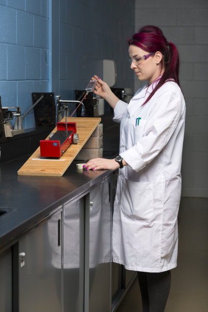 学校实验室技术员图片下载