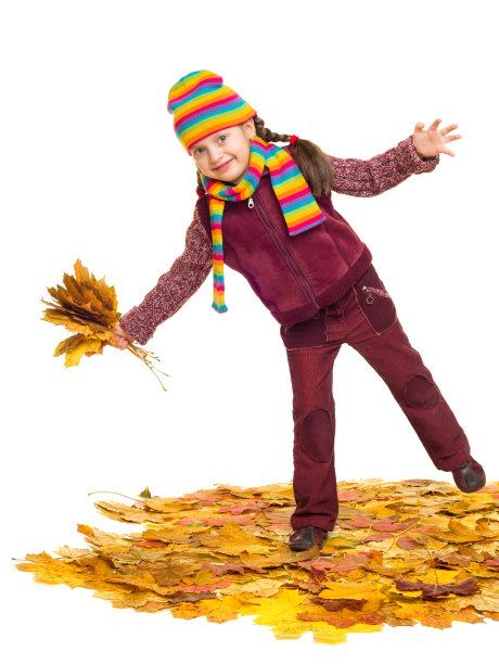 女孩在秋叶的摄影棚拍摄图片下载