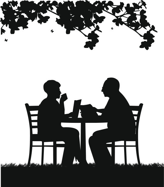 一对可爱的退休老人在花园里看报纸图片下载