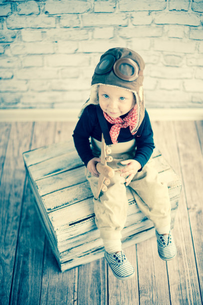 快乐的孩子玩玩具飞机图片下载