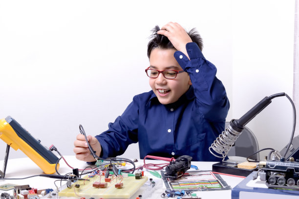 年轻学生做实验图片下载