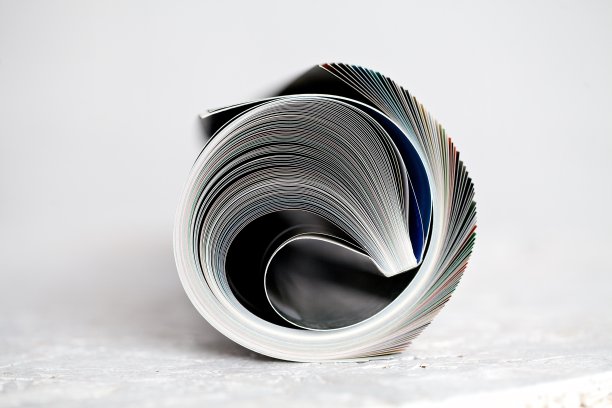 卷起的杂志图片下载