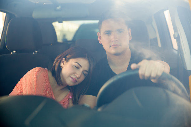 一个女人在旅途中睡着了图片下载