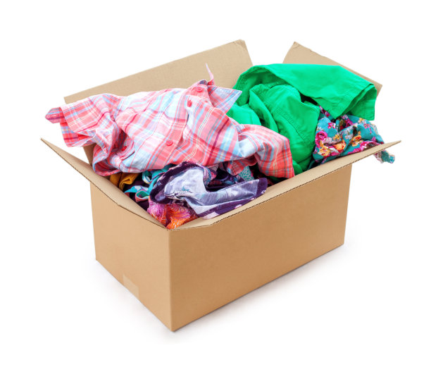 在一个孤立的白色背景上的盒子里的彩色衣服图片下载